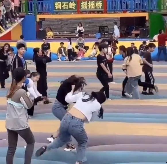 美女吃瓜群众围观,围观瓜田的欢乐时光