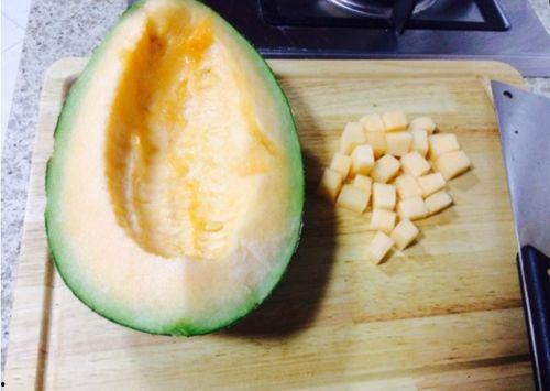 沙地哈密瓜怎么吃,多汁美味，尽享夏日清凉