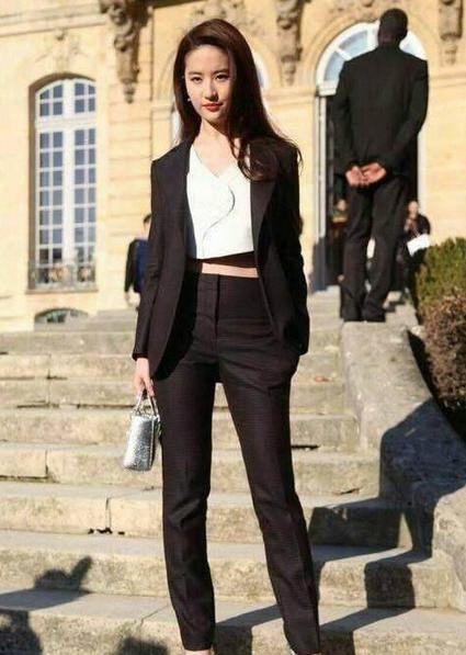 明星西装套装女,西装套装演绎女性的优雅与力量