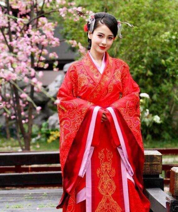 女明星汉服红,女明星演绎古典韵味，汉服红成为时尚新宠