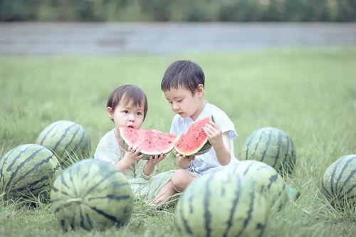 萌娃壁纸吃瓜全屏,萌趣瞬间尽收眼底